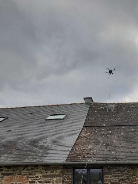demoussage_de toiture_en_ardoise avec_un_drone_voltac_rennes